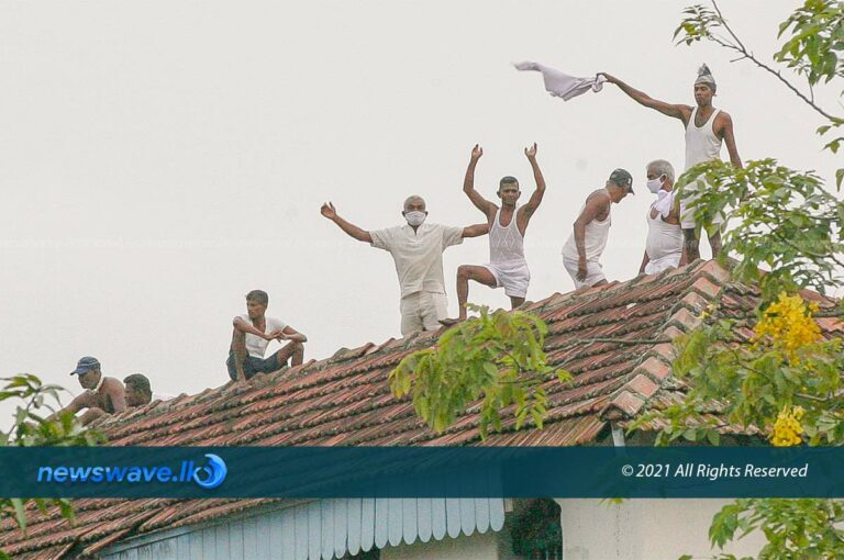 රූපවාහිනී පුවතක් නිසා වහලෙට නැගුණු වැලිකඩ සිරකරුවෝ රූපවාහිනී පුවතක් නිසා වහලෙට නැගුණු වැලිකඩ සිරකරුවෝ