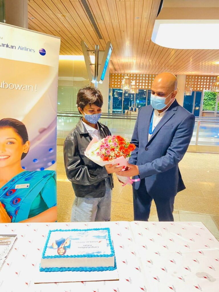 යොහානි අමතක නොකළ අශෝක් ඇතුළු ශ්‍රී ලංකන්  කාර්ය මණ්ඩලයට මල් මිටක්