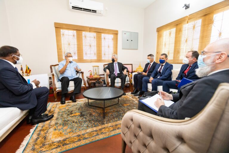 යුරෝපා සංගම් නියෝජිතයෝ ජනපතිගේ නිවසට යති යුරෝපා සංගම් නියෝජිතයෝ ජනපතිගේ නිවසට යති