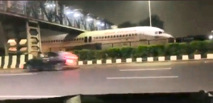 පාලමක් යට ගුවන් යානයක් හිරවෙයි