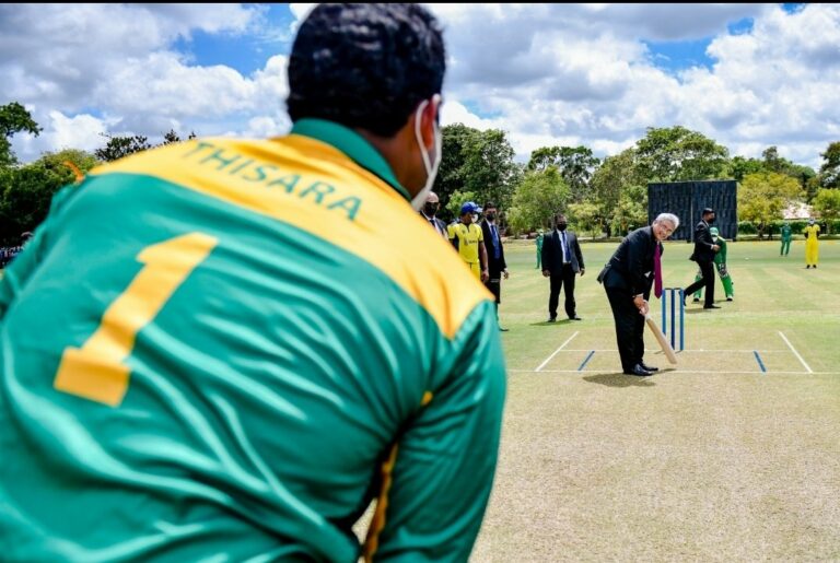 ක්‍රිකට් පිටියේ දී තිසරගේ පන්දුවට ජනපති මුහුණ දුන් හැටි