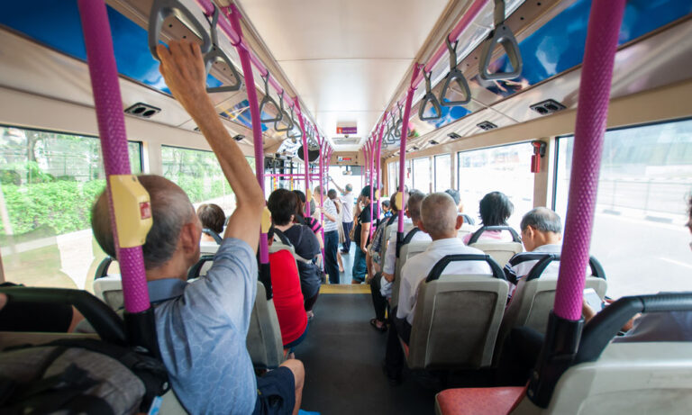 ආසන ගානට වැඩියෙන් මගීන් රැගෙන ගියොත් බස් රථ පොලිසියේ තියාගන්න කියයි ආසන ගානට වැඩියෙන් මගීන් රැගෙන ගියොත් බස් රථ පොලිසියේ තියාගන්න කියයි