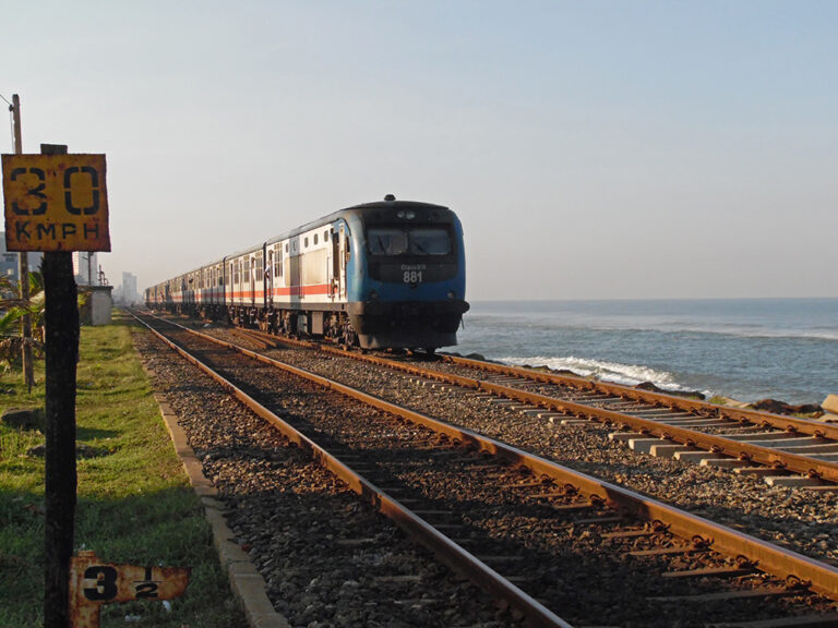 මුහුදුබඩ මාර්ගයේ දුම්රිය ප්රමාදයක් මුහුදුබඩ මාර්ගයේ දුම්රිය ප්රමාදයක්
