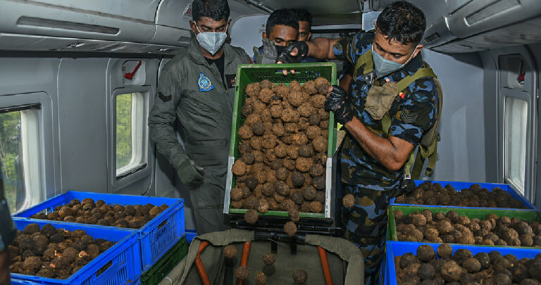 ලංකාවේ කොළපාට කරන්න හමුදාව ගුවනින් බීජ හෙළයි ලංකාවේ කොළපාට කරන්න හමුදාව ගුවනින් බීජ හෙළයි