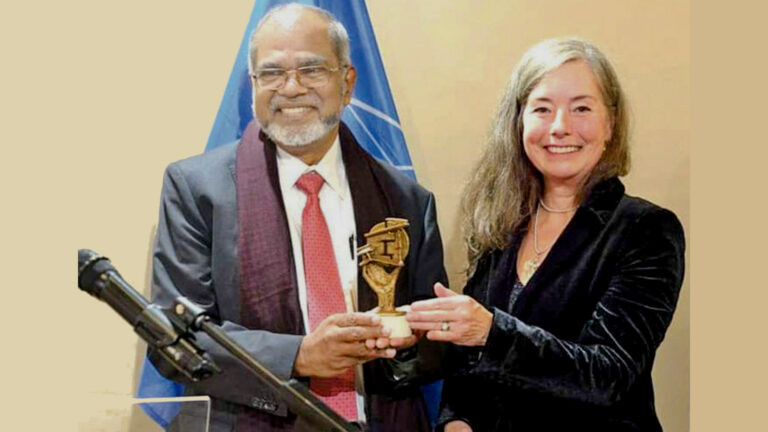 ආචාර්ය ගාමිණී විජේසූරිය “ඉක්රෝම්” සම්මානයෙන් පිදුම් ලබයි