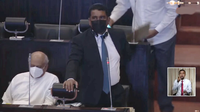 ඇමති ජොන්ස්ටනුත් තෙල් පෝලිමේ