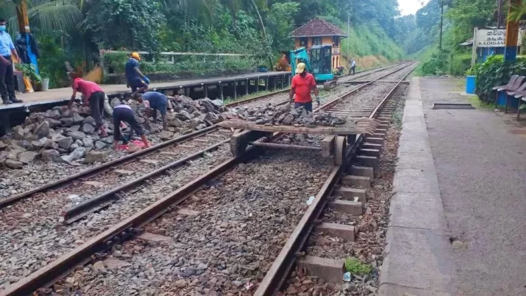 උඩරට මැණිකෙට යන්න ඉඩදෙන්න කඩිගමුවේ කැඩුණු තැන හැදුණු හැටි උඩරට මැණිකෙට යන්න ඉඩදෙන්න කඩිගමුවේ කැඩුණු තැන හැදුණු හැටි