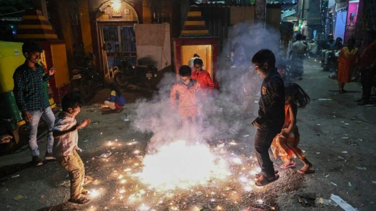 දීපවාලි ගිනිකෙළි නවදිල්ලියේ හුස්ම හිරකරයි දීපවාලි ගිනිකෙළි නවදිල්ලියේ හුස්ම හිරකරයි
