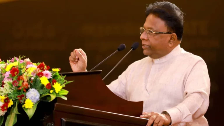 “එදා විකල්ප පත්තරකාරයෝ වූ අපේ අතේ තිබුණේ දින රහිත මරණ වරෙන්තුවයි බෝල්පොයින්ට් පෑනයි විතරයි” “එදා විකල්ප පත්තරකාරයෝ වූ අපේ අතේ තිබුණේ දින රහිත මරණ වරෙන්තුවයි බෝල්පොයින්ට් පෑනයි විතරයි”