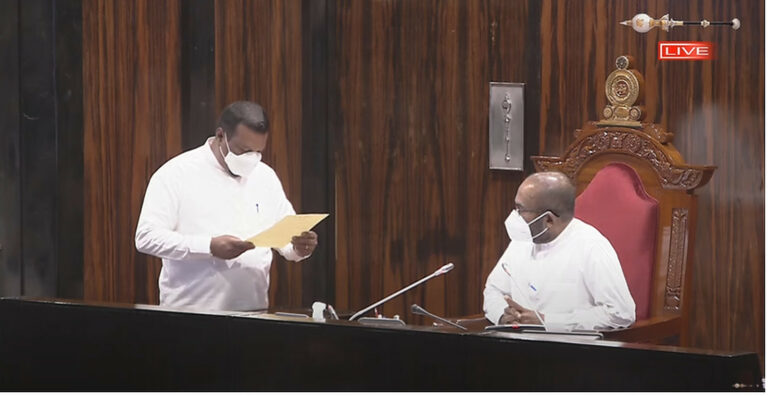 ලලිත් වර්ණකුමාර පාර්ලිමේන්තුවේ දිවුරයි ලලිත් වර්ණකුමාර පාර්ලිමේන්තුවේ දිවුරයි