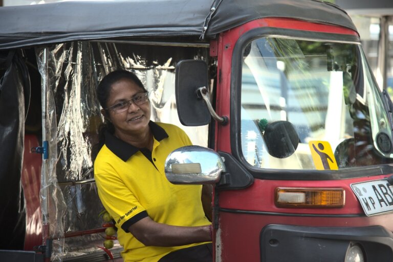 තොටිල්ල නළවන දෑත් සුක්කානමටත් හුරුයි