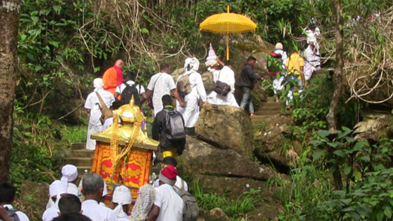 ශ්රී පාද වන්දනා වාරය අරඹමින් දේවාභරණ රැගත් පෙරහැර මළුව බලා ගමන් අරඹයි ශ්රී පාද වන්දනා වාරය අරඹමින් දේවාභරණ රැගත් පෙරහැර මළුව බලා ගමන් අරඹයි