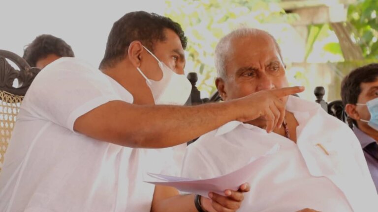 “සජිත්ගේ පියාණෝ දෝෂාභියෝගය වෙලේ වාරඅවසාන කරලා පුටුවල ඌරු තෙල් ගෑවා”