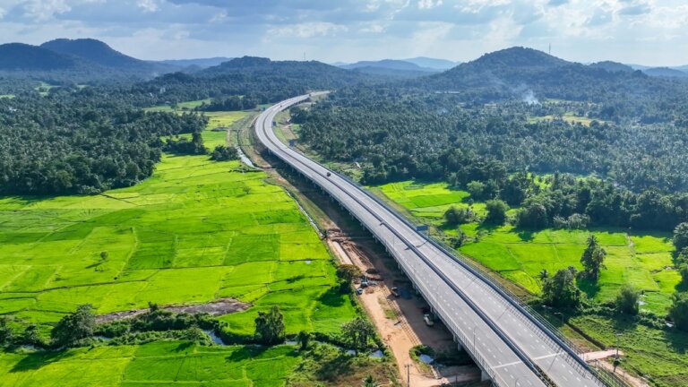 මධ්යම අධිවේගයේ ඇතුගල්පුර පිවිසුම ඇරලා මාසයයි – ආදායම කෝටි 10යි මධ්යම අධිවේගයේ ඇතුගල්පුර පිවිසුම ඇරලා මාසයයි – ආදායම කෝටි 10යි