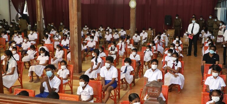 අවුරුදු 12 සිට දරුවන්ටත් එන්නත් – පාසල් සීමාත් ලිහිල් වෙයි අවුරුදු 12 සිට දරුවන්ටත් එන්නත් – පාසල් සීමාත් ලිහිල් වෙයි