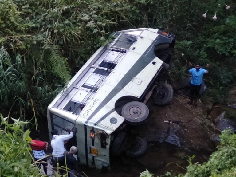 ඇගළුම් කම්හල් සේවකයින් රැගත් බස් රථය ප්රපාතයකට ඇගළුම් කම්හල් සේවකයින් රැගත් බස් රථය ප්රපාතයකට