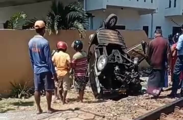 දුම්රියේ ත්රිරෝද රිය ගැටෙයි – එකම පවුලේ 4ක් මරුට දුම්රියේ ත්රිරෝද රිය ගැටෙයි – එකම පවුලේ 4ක් මරුට