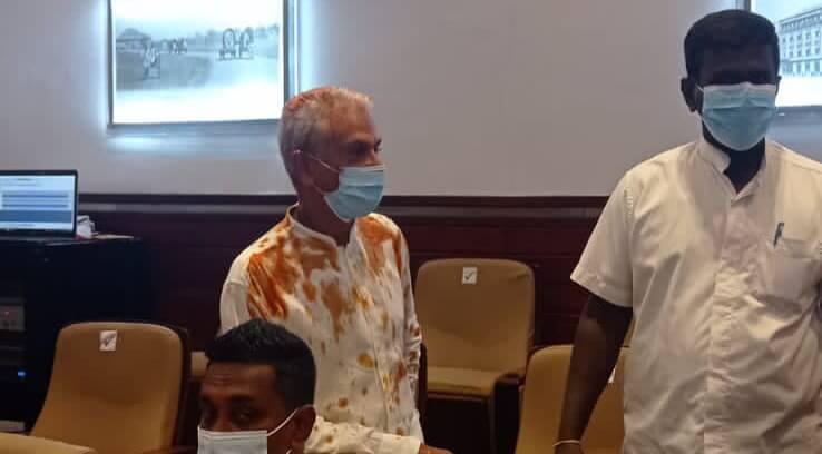 කොළඹ මහනගර සභා මන්ත්රීවරියකගෙන් මන්ත්රීවරයකුට බිත්තර – මිරිස් කුඩු ප්රහාරයක් කොළඹ මහනගර සභා මන්ත්රීවරියකගෙන් මන්ත්රීවරයකුට බිත්තර – මිරිස් කුඩු ප්රහාරයක්