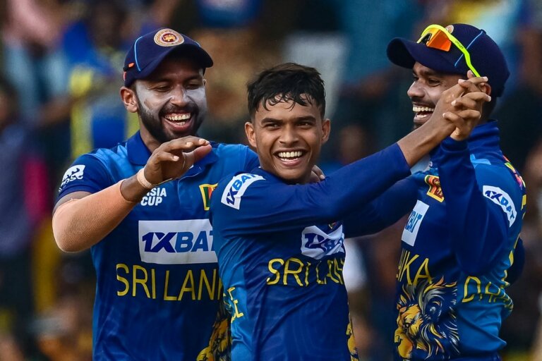 වෙල්ලාලගේ හා අසලංක ඉන්දියාව 213 සීමා කරයි