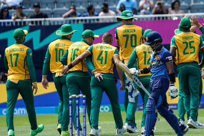 ලංකාව ලකුණු 77ට දැවීයයි
