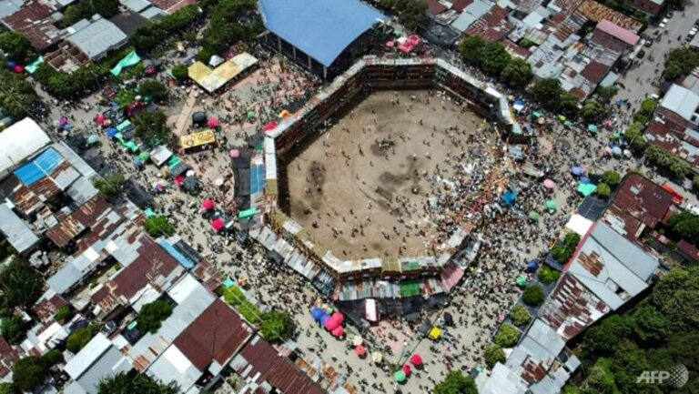 ගොංපොර තරගයක ප්‍රේක්ෂකාගාරය කඩාවැටී 4ක් මරුට – 300ක් රෝහලේ