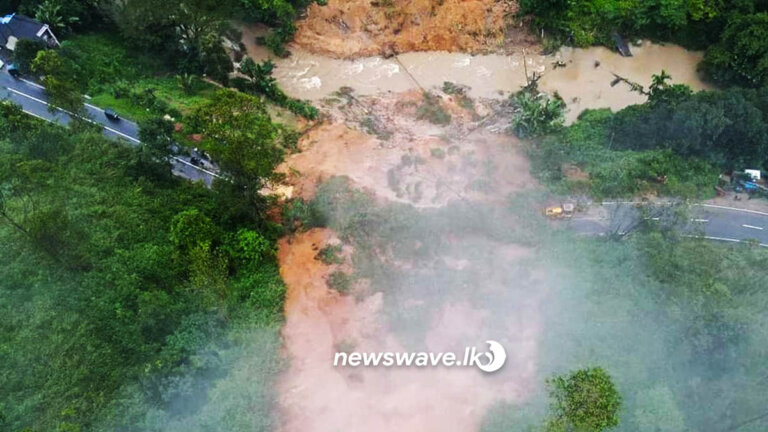7 කණුවේ දැවැන්ත නායයාම නිසා පයින් මාරුවෙන්නවත් බෑ -විකල්ප මාර්ග මෙන්න.. 7 කණුවේ දැවැන්ත නායයාම නිසා පයින් මාරුවෙන්නවත් බෑ -විකල්ප මාර්ග මෙන්න..