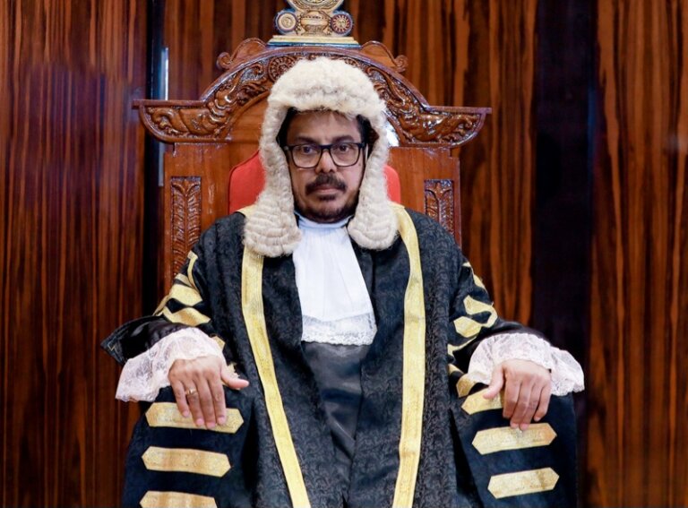 කථානායක ඉල්ලා අස්වෙයි