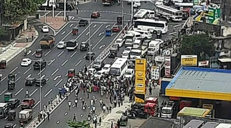 භූමිතෙල් ඉල්ලා ජනතාව බේස්ලයින් මාර්ගය අව හිරකර උද්ඝෝෂණයක භූමිතෙල් ඉල්ලා ජනතාව බේස්ලයින් මාර්ගය අව හිරකර උද්ඝෝෂණයක