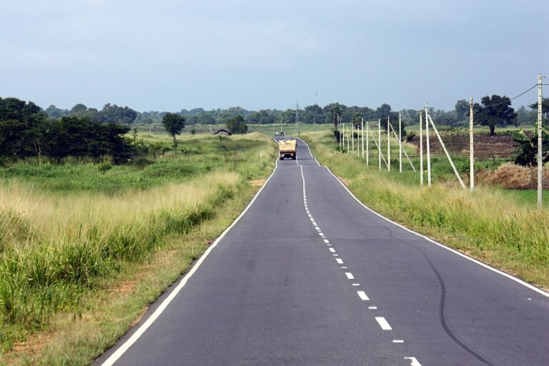 මඩකලපුව-පොලොන්නරුව ප්‍රධාන මාර්ගය වසා දැමේ