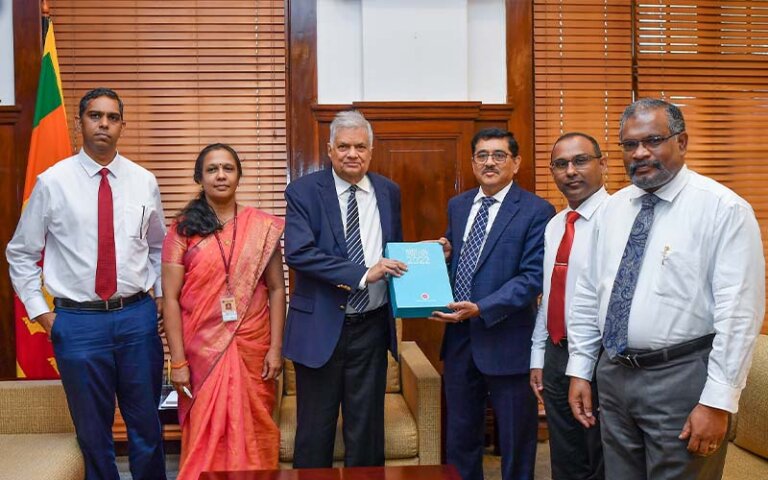 ගෙවුණු වසරේ රටේ ආර්ථිකය ගැන මහබැංකු වාර්තාව ජනපතිට ගෙවුණු වසරේ රටේ ආර්ථිකය ගැන මහබැංකු වාර්තාව ජනපතිට