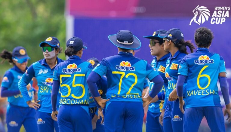 ඉන්දීය කාන්තාවෝ පළමුව පන්දුවට පහරදෙයි