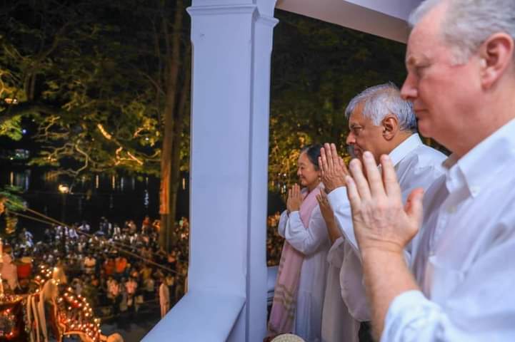 ජනපති අමෙරිකානුවන් එක්ක පෙරහැර නරඹයි ජනපති අමෙරිකානුවන් එක්ක පෙරහැර නරඹයි