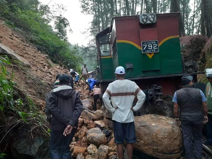 හපුතලේ දී කෝච්චියට ගලුත් එක්කම පස්කන්දක් කඩා වැටෙයි හපුතලේ දී කෝච්චියට ගලුත් එක්කම පස්කන්දක් කඩා වැටෙයි