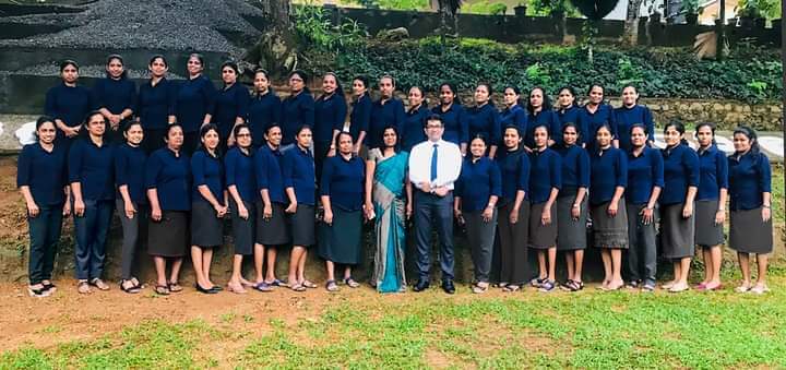 වරකාපොළින් ගැලවුණු රාජ්‍ය නිලධාරිනියන්ගේ සාරිය