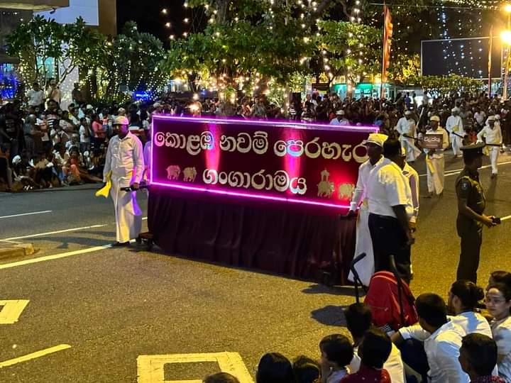 නවම් පෝ සඳ එළියේ අගනුවර මහා පෙරහැර වීදී සරයි (📹📸) නවම් පෝ සඳ එළියේ අගනුවර මහා පෙරහැර වීදී සරයි (📹📸)