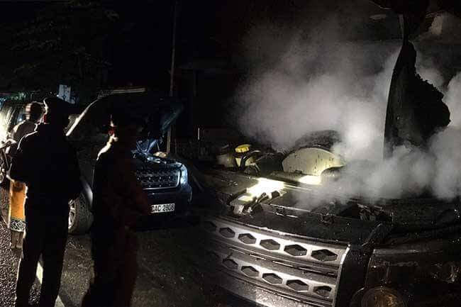 ඇමතිවරයෙක් ගිය රථයක් ගිනිගනී ඇමතිවරයෙක් ගිය රථයක් ගිනිගනී