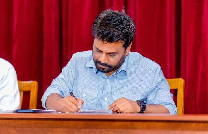 අනුර අත්සන තියයි