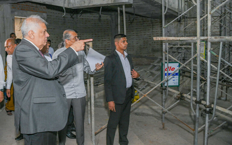 අවුරුදු 13ක් තිස්සේ ජෝන් ද සිල්වා රඟහලේ වැඩ නැවතිලා -කලාභවන වැහිලා -ජනපති දුන් නියෝගය