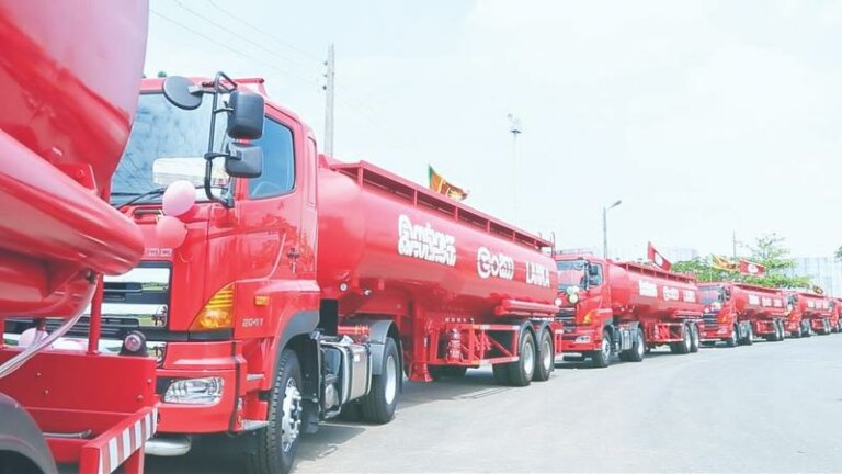 ඉන්ධන ප්රවාහනයෙන් බවුසර් හිමිකරුවන් ඉවත් වෙයි ඉන්ධන ප්රවාහනයෙන් බවුසර් හිමිකරුවන් ඉවත් වෙයි