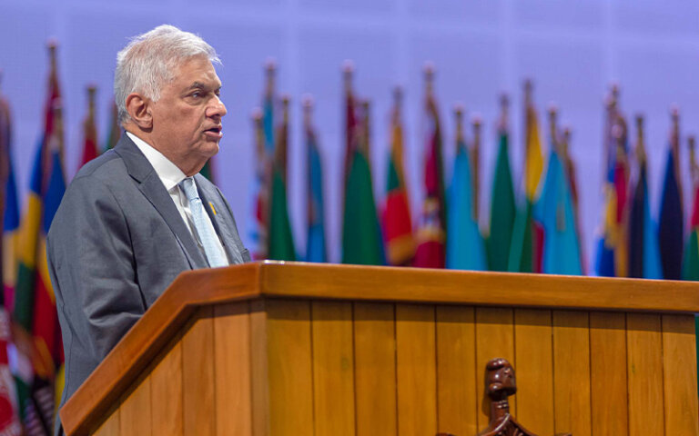 අපේ උගතුන් රට හැර යාම නිසා වන්දි ඉල්ලිය යුතු පාර්ශ්වයක් ගැන ජනපති කියයි අපේ උගතුන් රට හැර යාම නිසා වන්දි ඉල්ලිය යුතු පාර්ශ්වයක් ගැන ජනපති කියයි