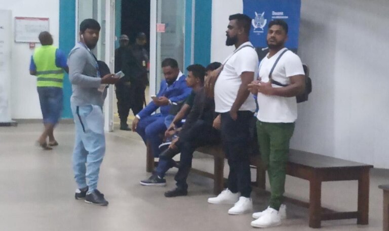 හරක් කටා සහ කුඩු සළිඳු ගේන්න යන කණ්ඩායමෙන්  රාජ්‍ය බුද්ධි සේවා නිලධාරියා හැලේ