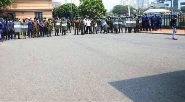 ගඟක් මෙන් ගැලූ සමාජවාදී තරුණයෝ කෑල්ලක්වත් නොතියා ගිහින්