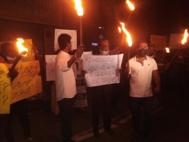 ආණ්ඩුවට එරෙහිව මතුගම නගර මැද්දේත් විරෝධතාවක් ආණ්ඩුවට එරෙහිව මතුගම නගර මැද්දේත් විරෝධතාවක්