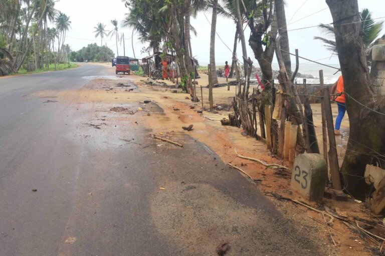 මුහුදු ගොඩගැලීම නිසා හලාවත-නයිනමඩම පාර අවදානම්