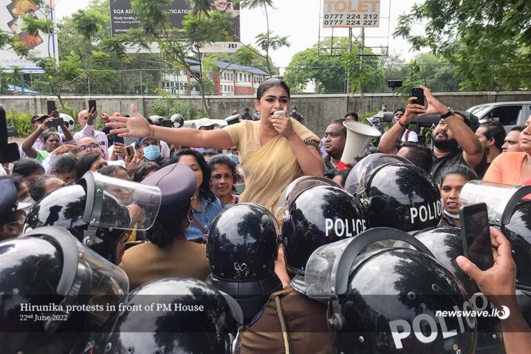 අගමැති නිවස ඉදිරිපිට හිරුණිකා ඇතුළු පිරිසක් විරෝධයක අගමැති නිවස ඉදිරිපිට හිරුණිකා ඇතුළු පිරිසක් විරෝධයක