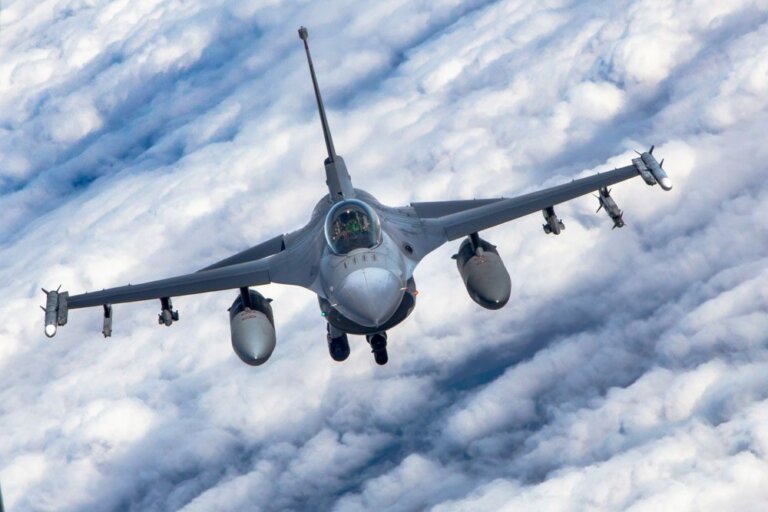 ඇමරිකාව යුක්රේනයට F-16 ප්රහාර යානා දෙන්න එකඟ වෙයි ඇමරිකාව යුක්රේනයට F-16 ප්රහාර යානා දෙන්න එකඟ වෙයි