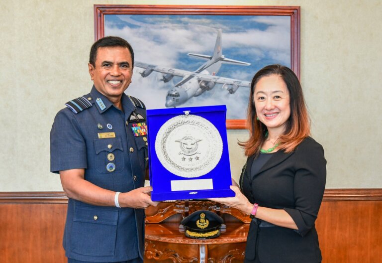 ඇමරිකානු තානාපතිවරිය -ගුවන් හමුදාධිපති හමුවෙයි