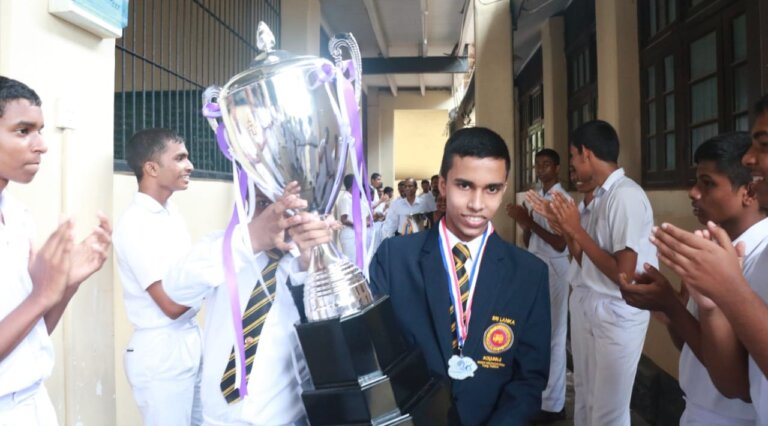 ඉස්කෝලේ පන්තියට ලෝක කුසලානයක් ගෙනා මහින්දෙ හිවින් දිල්මිත්