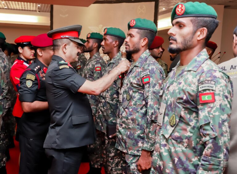 මාලදිවයින් පැරෂුට් භටයින්ට යුද්ධ හමුදාපති අතින් පදක්කම්