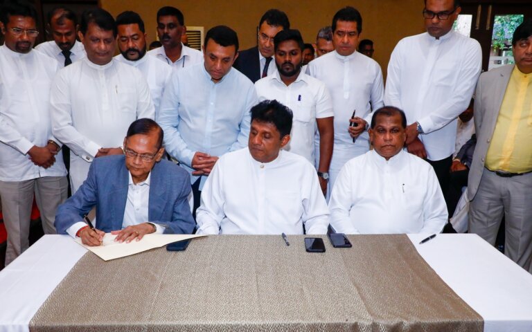 නිදහස් ජනතා සභාවේ මන්ත්රීවරු 6ක් සමගි ජන සන්ධානයට (📹) නිදහස් ජනතා සභාවේ මන්ත්රීවරු 6ක් සමගි ජන සන්ධානයට (📹)